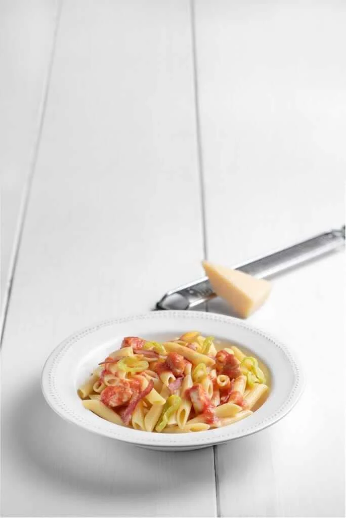 HELLENIC CATERING penes me kotopoulo kai bacon